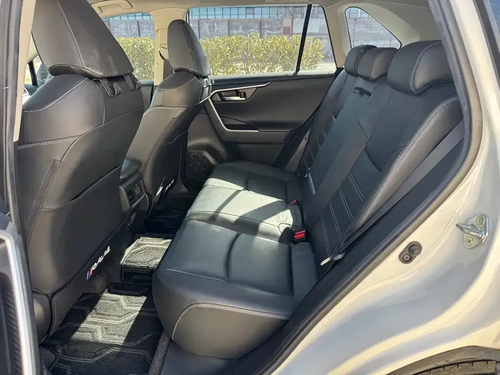 Toyota RAV4 — фото 4
