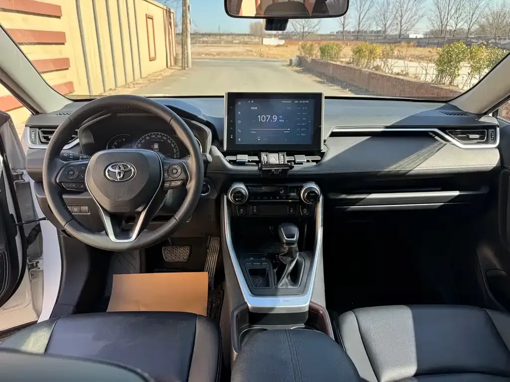 Toyota RAV4 — фото 7