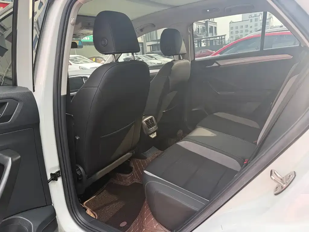 Volkswagen T-Roc 2023 из CN, фото 2