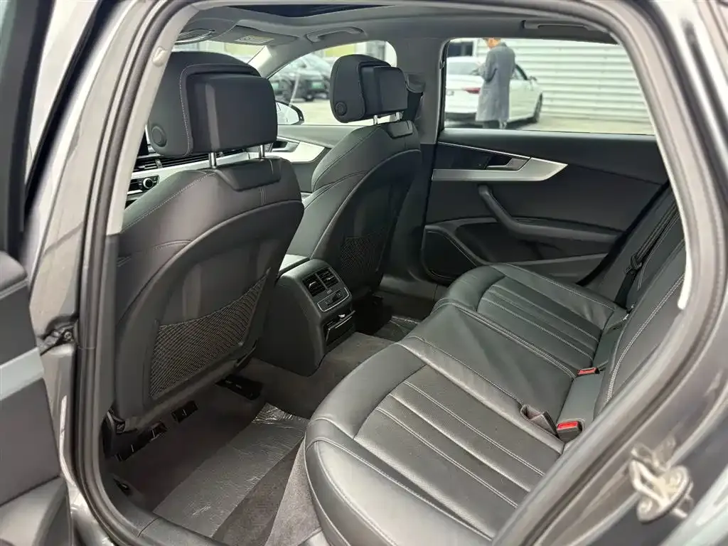 Audi A4L 2021 из CN, фото 4