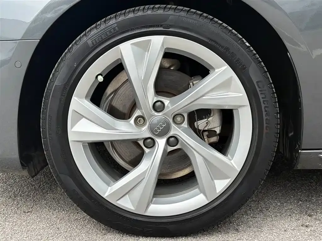 Audi A4L 2021 из CN, фото 8