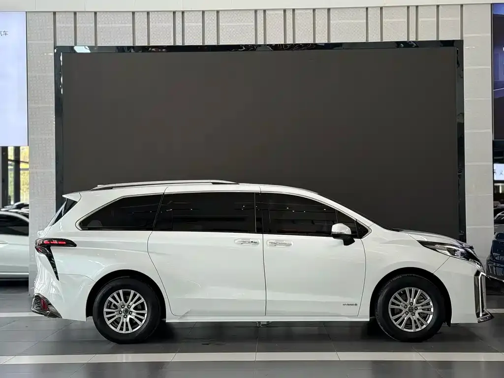 Toyota Sienna — фото 2