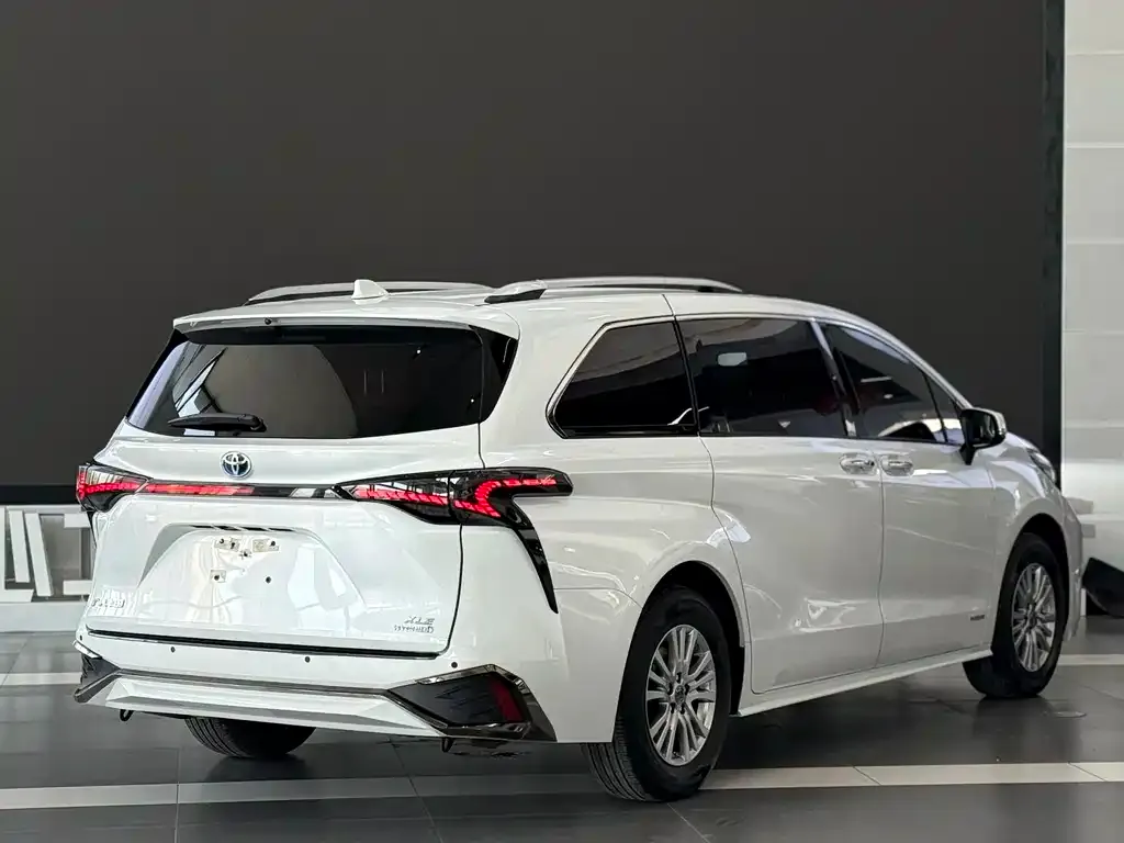 Toyota Sienna — фото 7