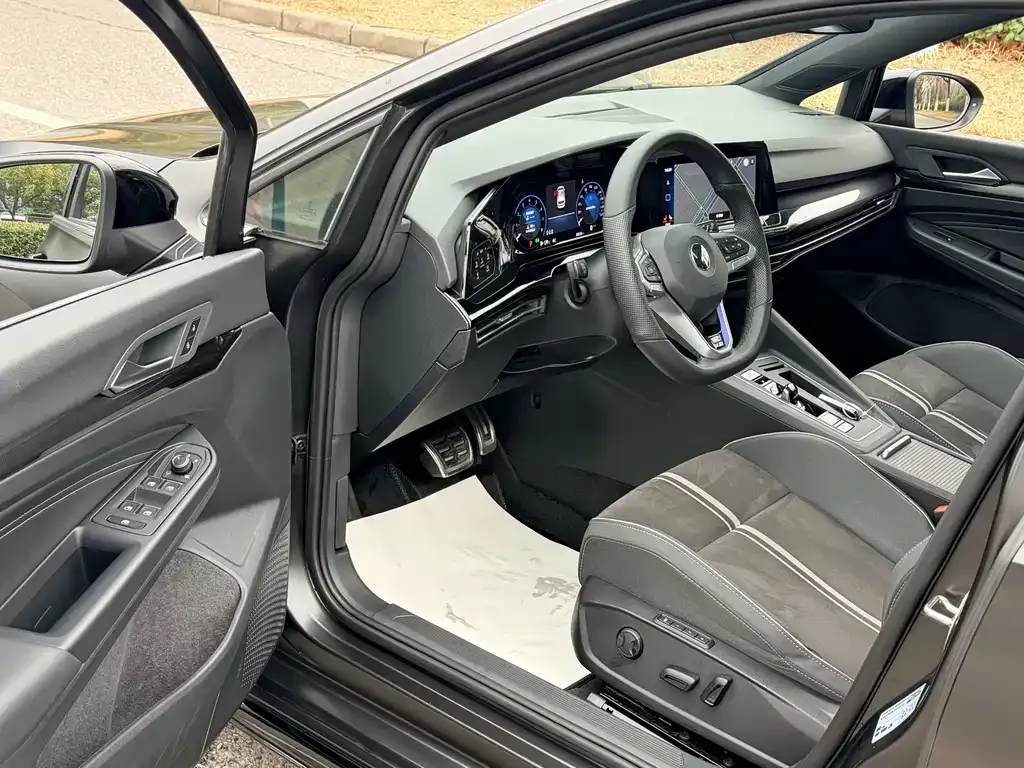 Volkswagen Golf 2023 из CN, фото 7