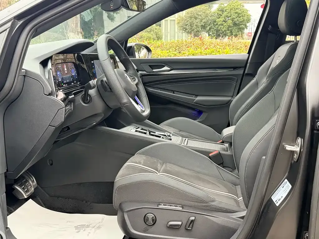 Volkswagen Golf 2023 из CN, фото 3