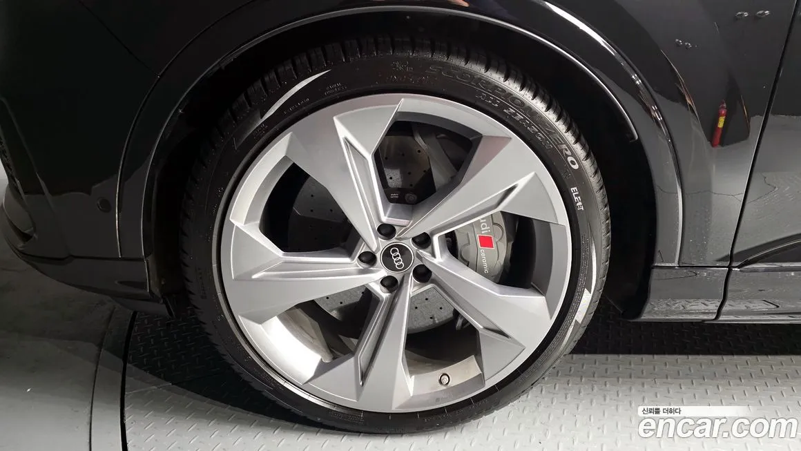 Audi SQ7 2023 из KR, фото 8