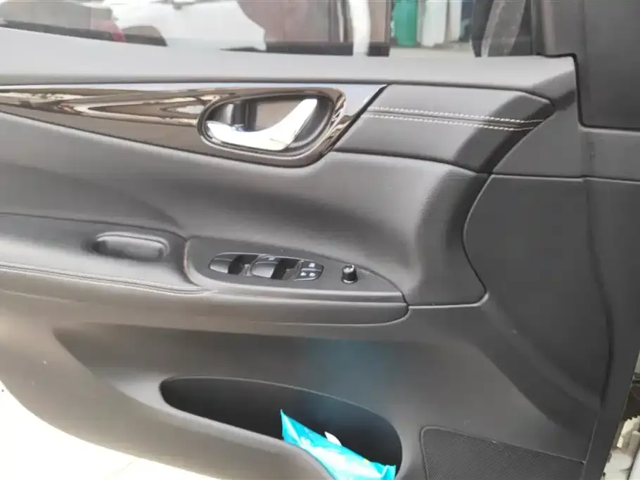 Nissan Tiida 2023 из CN, фото 2