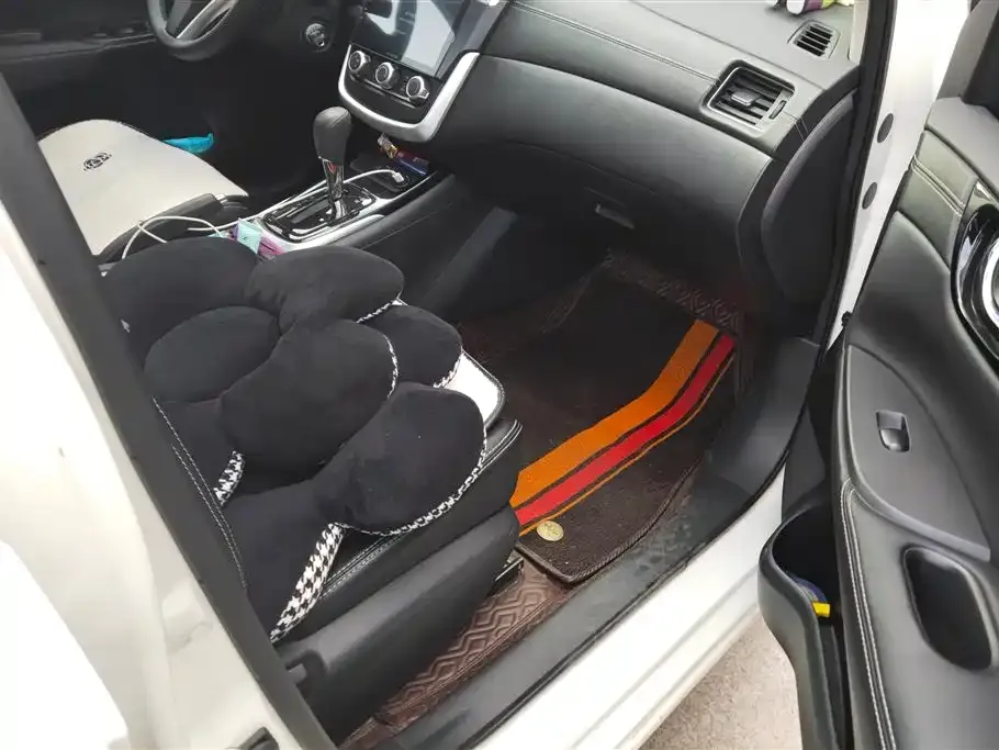 Nissan Tiida 2023 из CN, фото 4