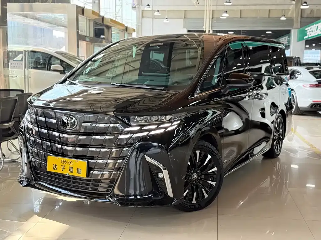Toyota Alphard — фото 1