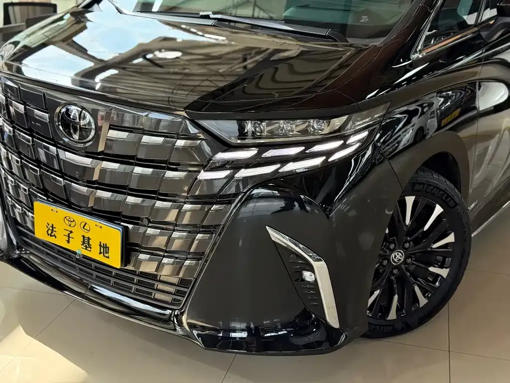 Toyota Alphard — фото 2