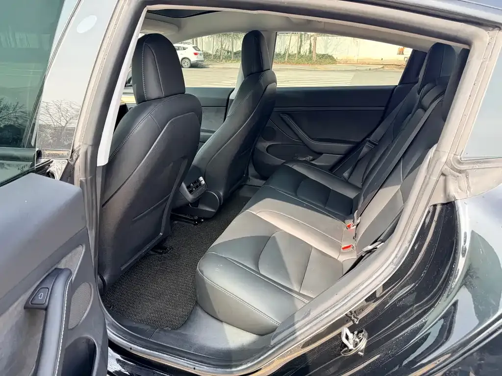 Tesla Model 3 — фото 4