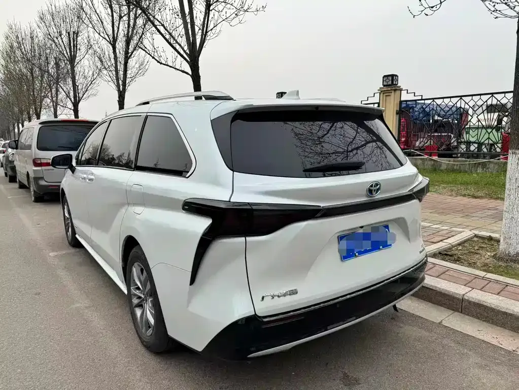 Toyota Sienna 2024 из CN, фото 2
