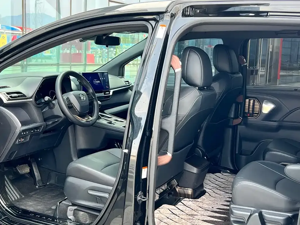 Toyota Granvia — фото 10