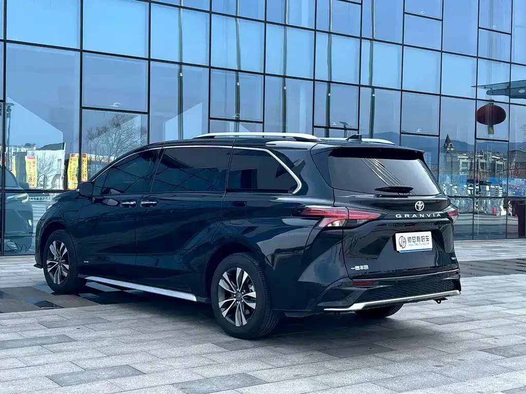 Toyota Granvia — фото 8