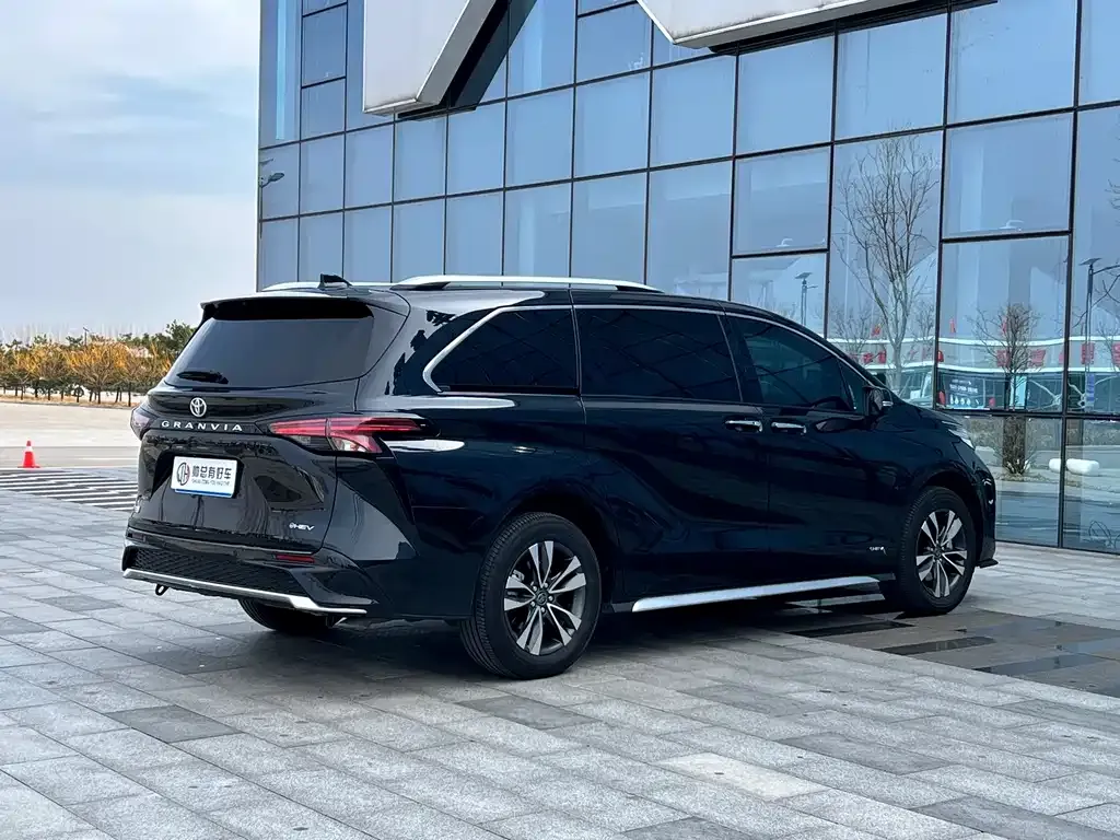 Toyota Granvia — фото 5