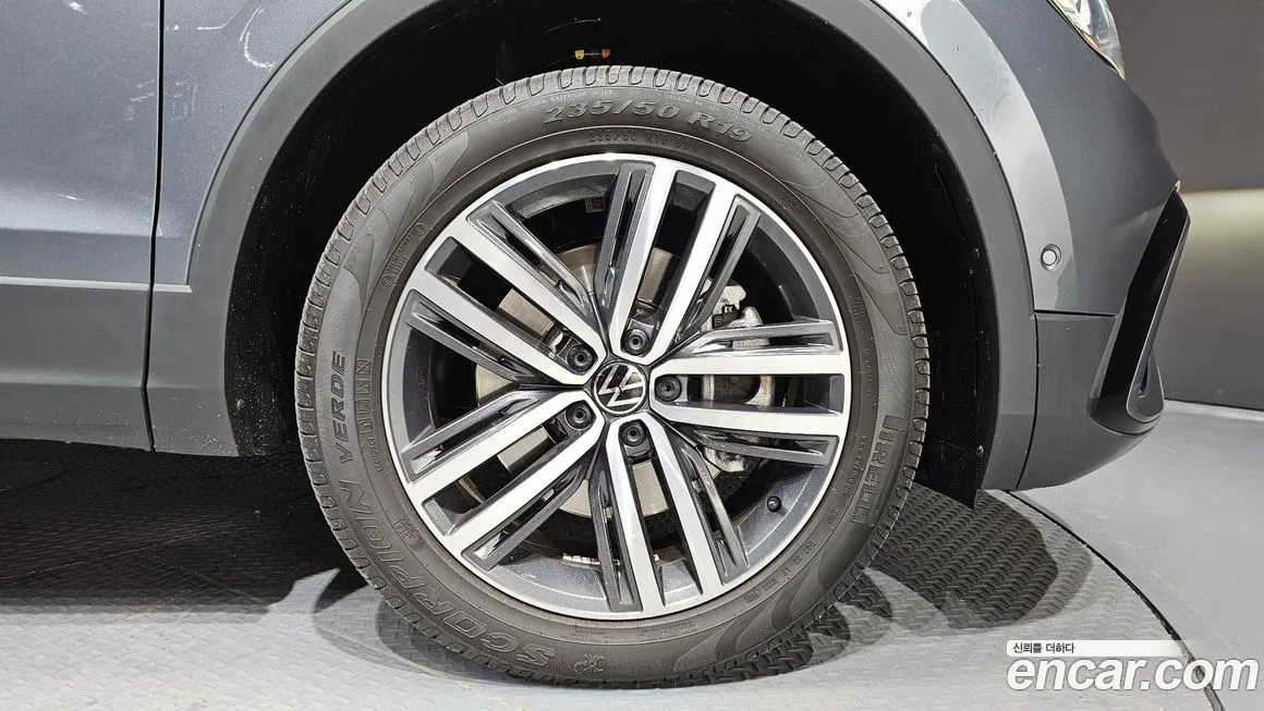 Volkswagen Tiguan — фото 10