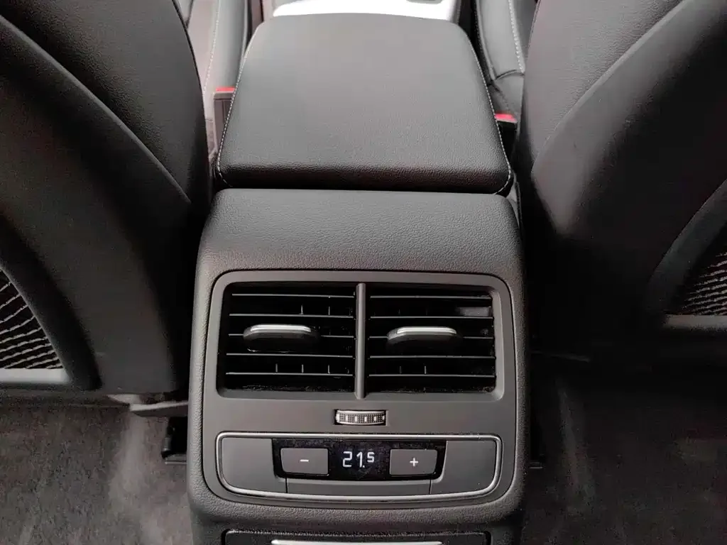 Audi A4L 2022 из CN, фото 4