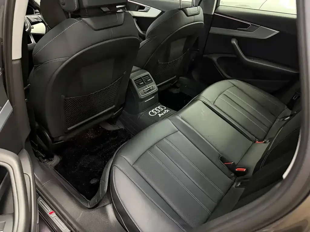 Audi A4L 2021 из CN, фото 5