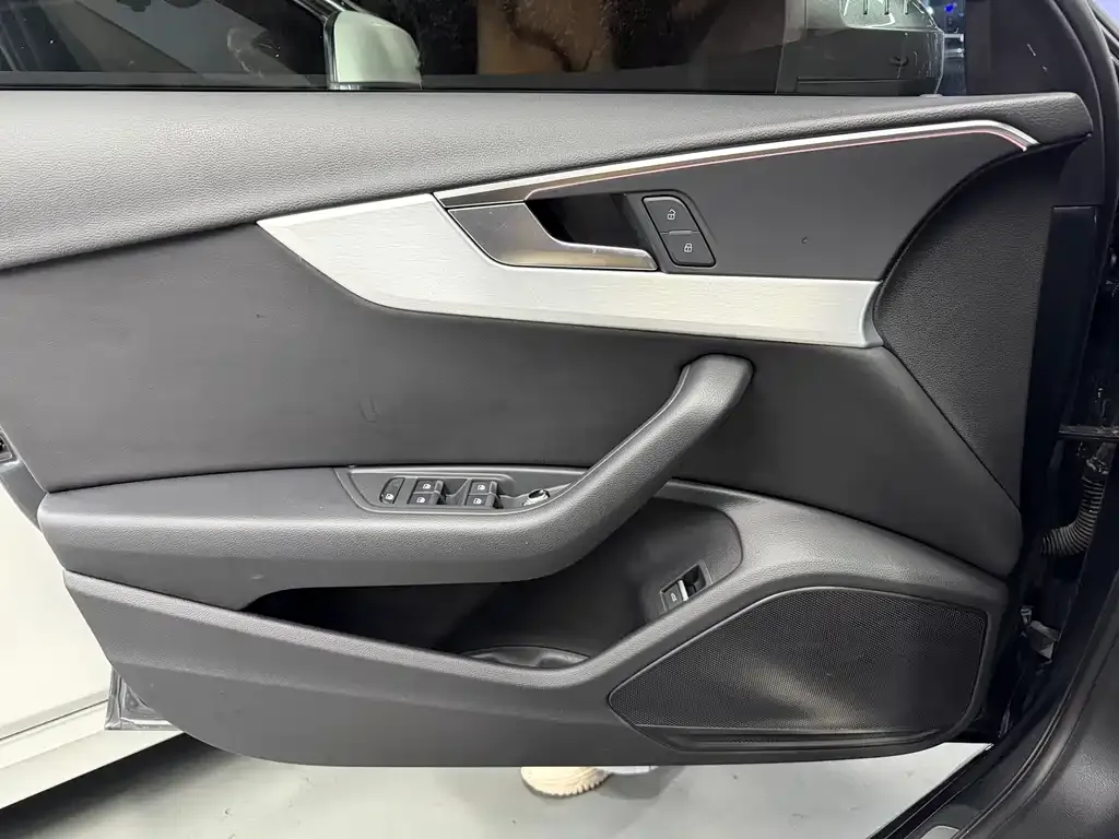 Audi A4L 2021 из CN, фото 2