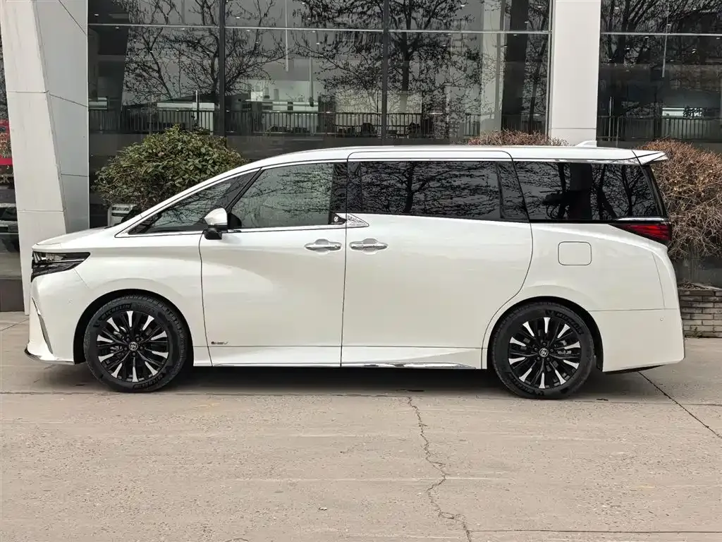 Toyota Alphard — фото 4
