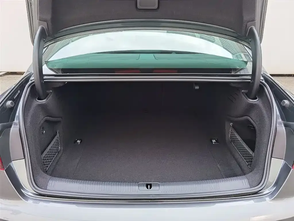 Audi A4L 2024 из CN, фото 2