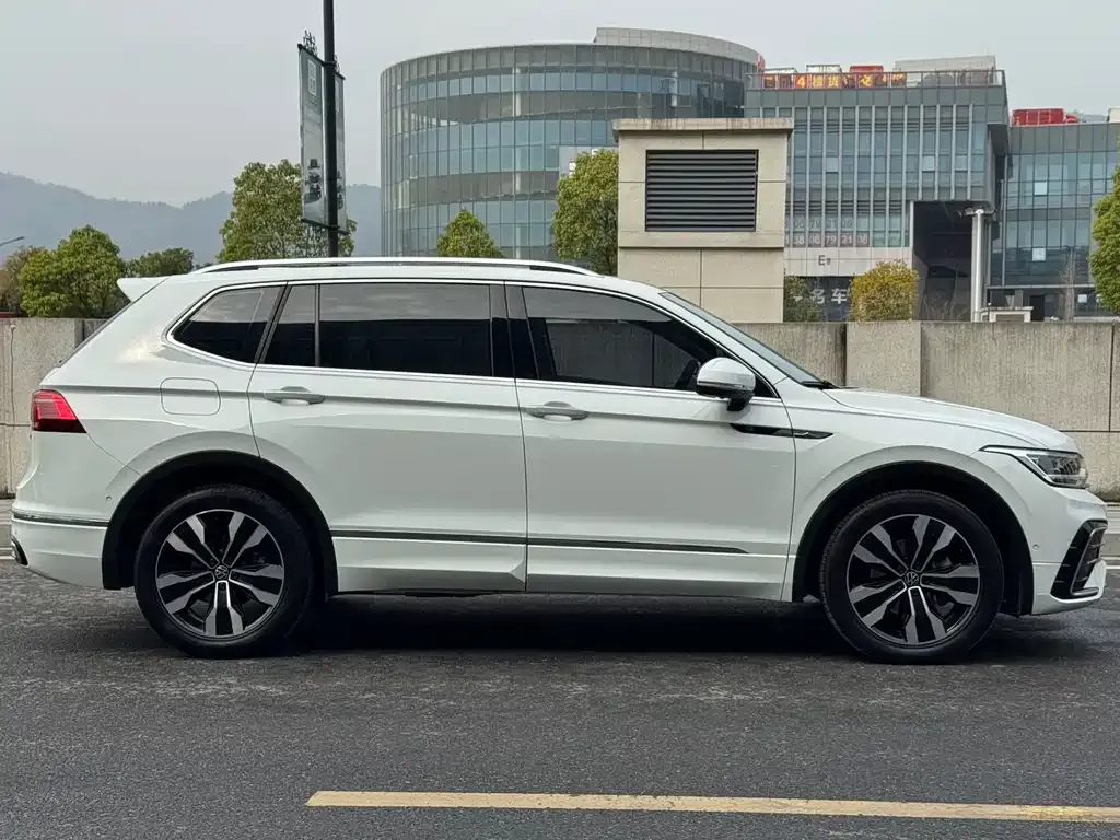 Volkswagen Tiguan L 2023 из CN, фото 4