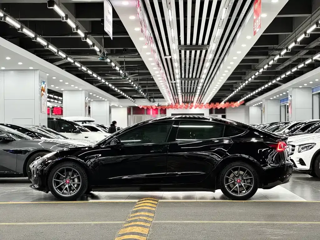 Tesla Model 3 — фото 10