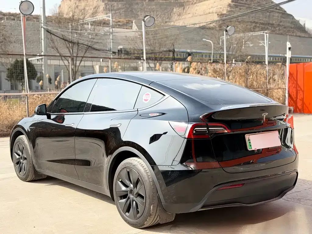 Tesla Model Y — фото 9