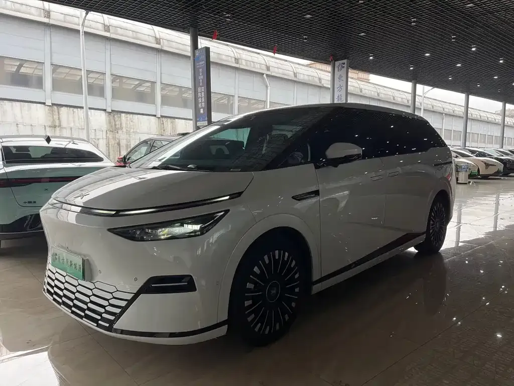 XPeng X9 — фото 2