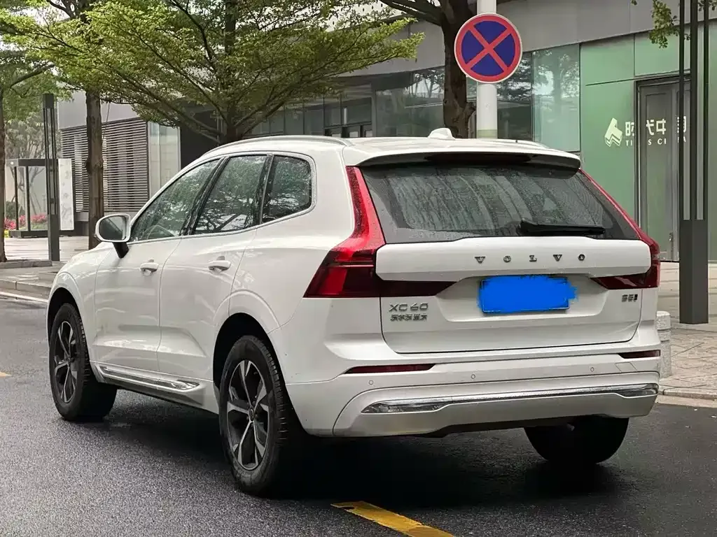 Volvo XC60 — фото 10