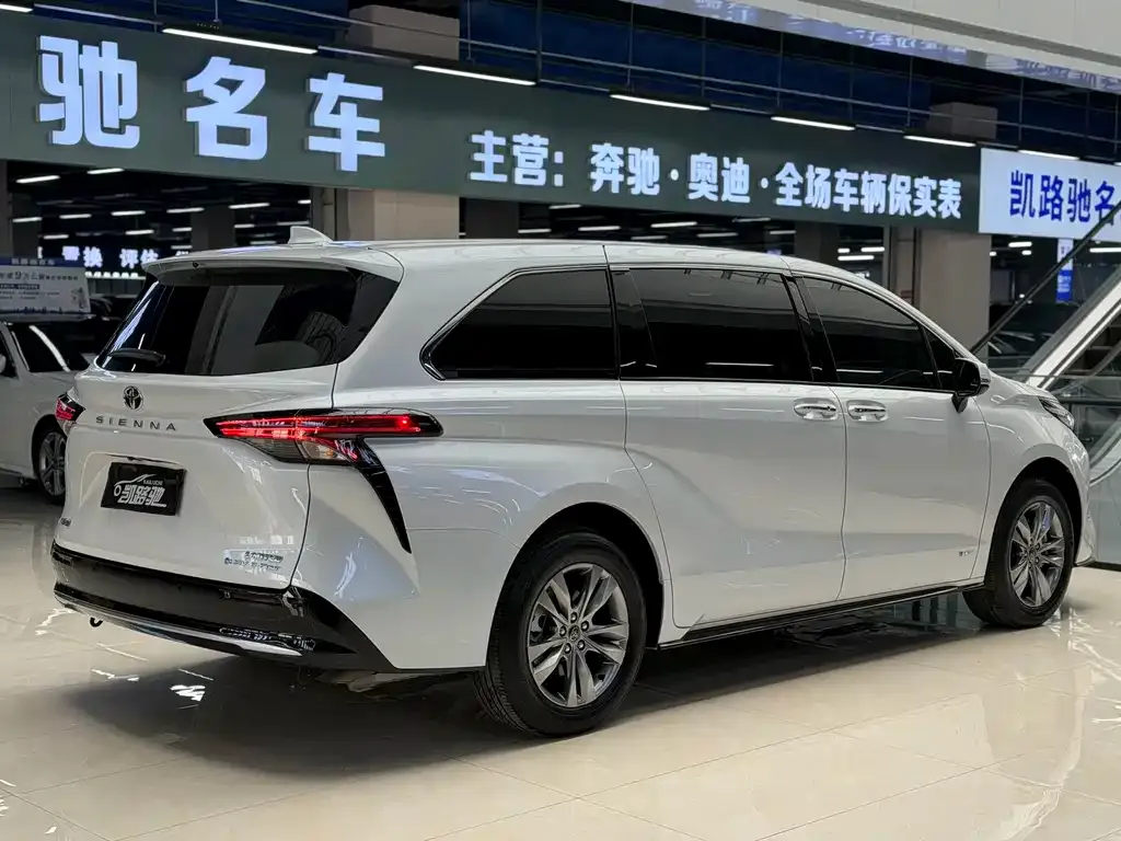 Toyota Sienna — фото 10