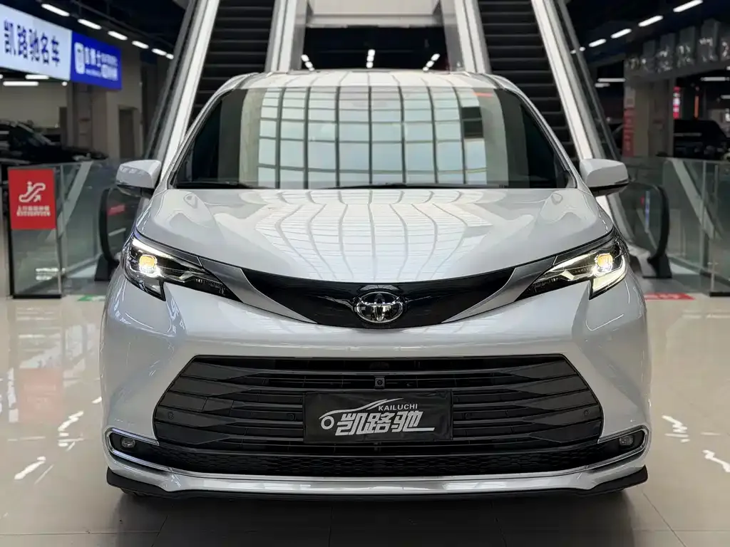 Toyota Sienna — фото 8