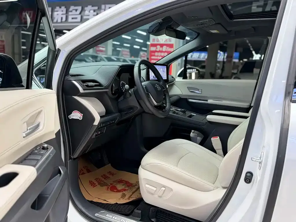 Toyota Sienna — фото 7