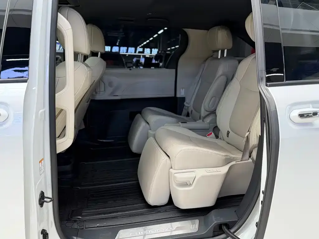 Toyota Sienna — фото 6