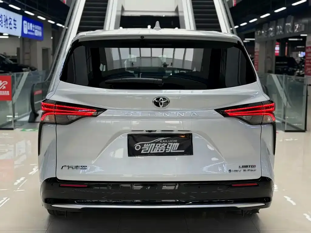 Toyota Sienna — фото 2