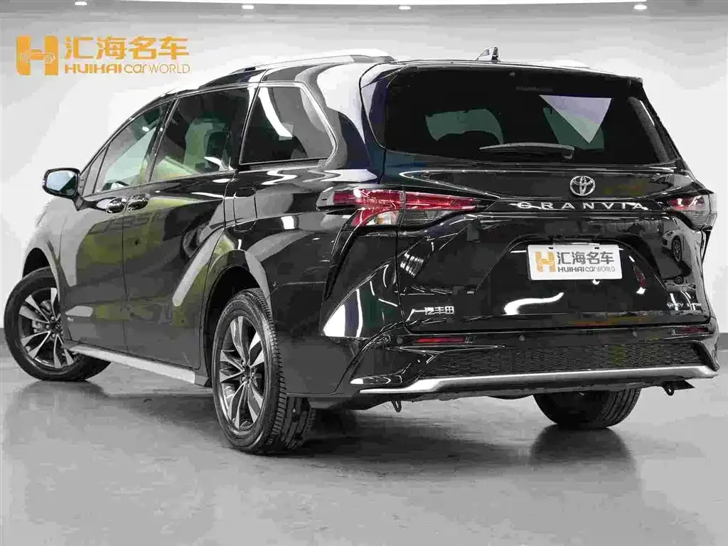 Toyota Granvia — фото 2
