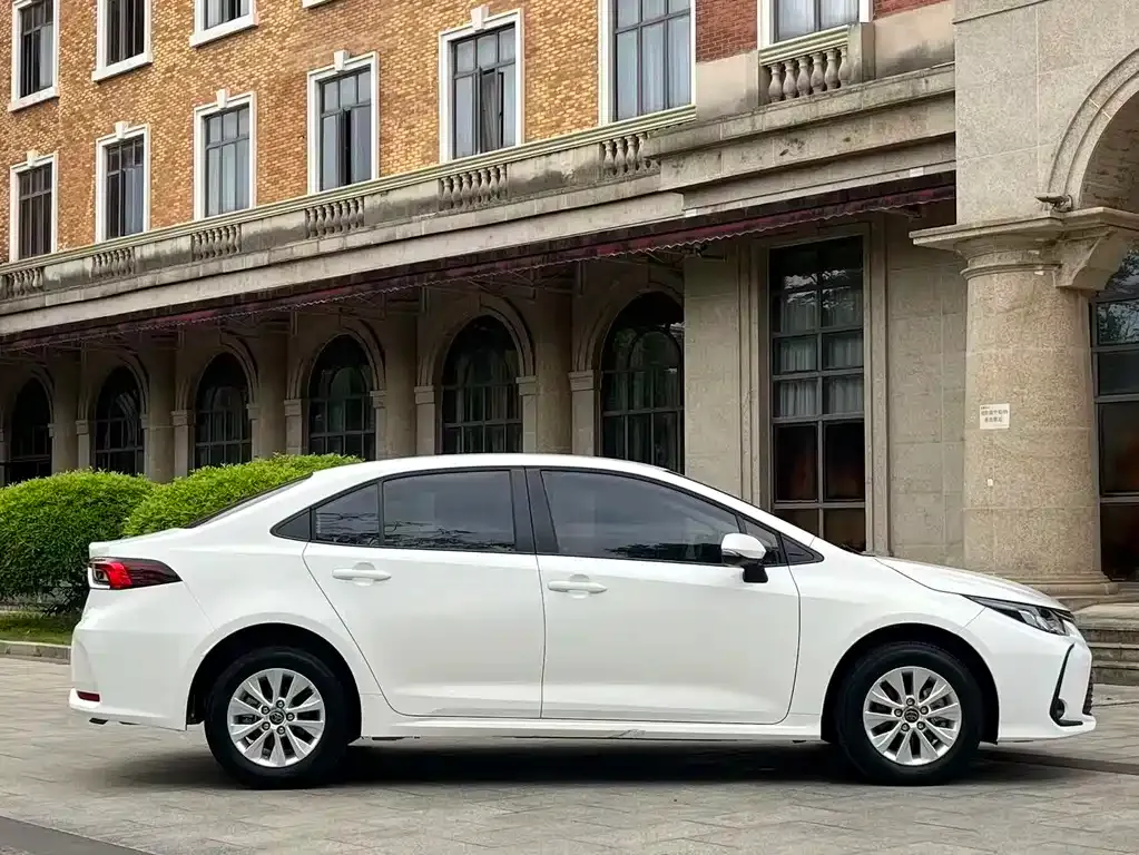 Toyota Corolla — фото 7