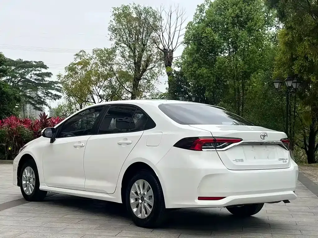 Toyota Corolla — фото 8