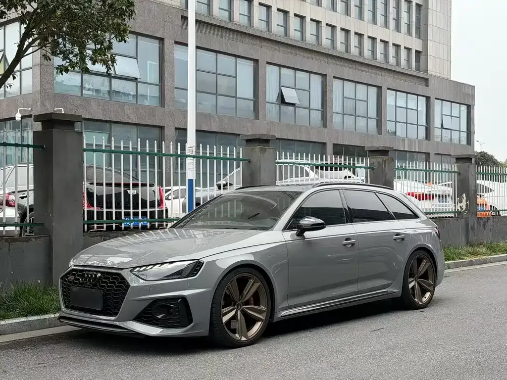 Audi RS 4 — фото 1