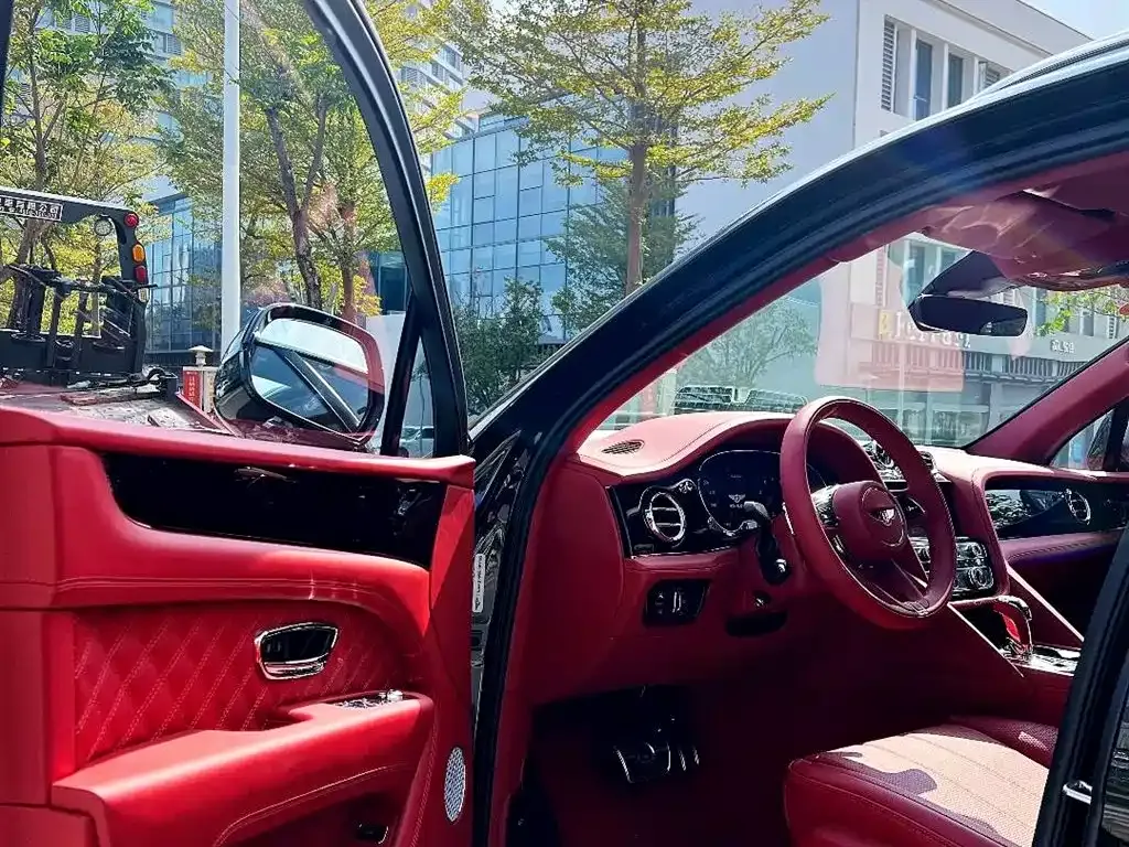 Bentley Bentayga 2022 из CN, фото 10