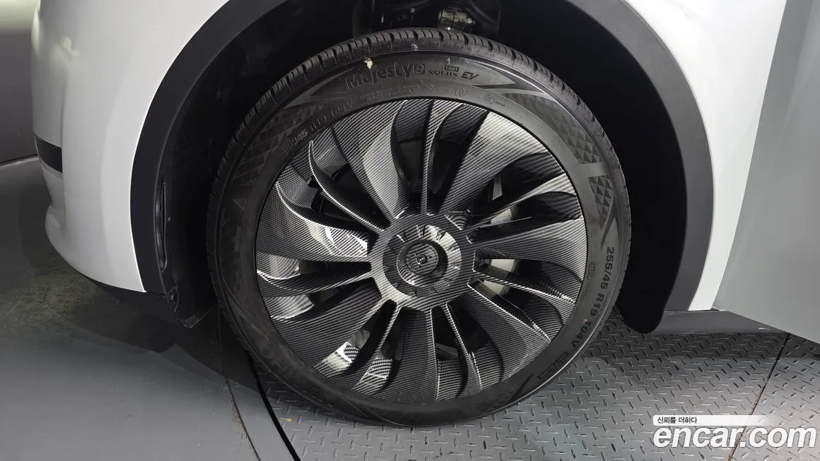 Tesla Model Y — фото 9