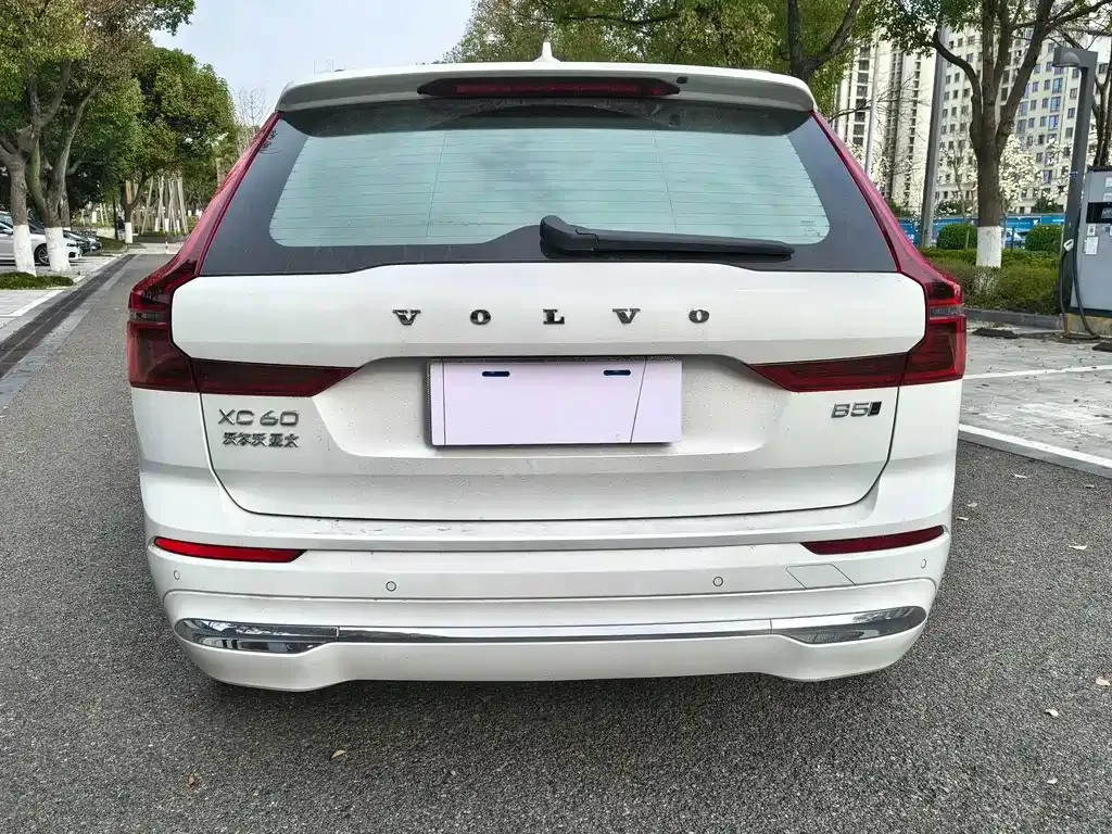 Volvo XC60 — фото 10