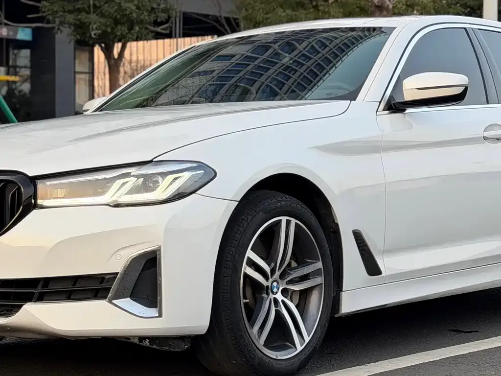 BMW 5 Series — фото 1