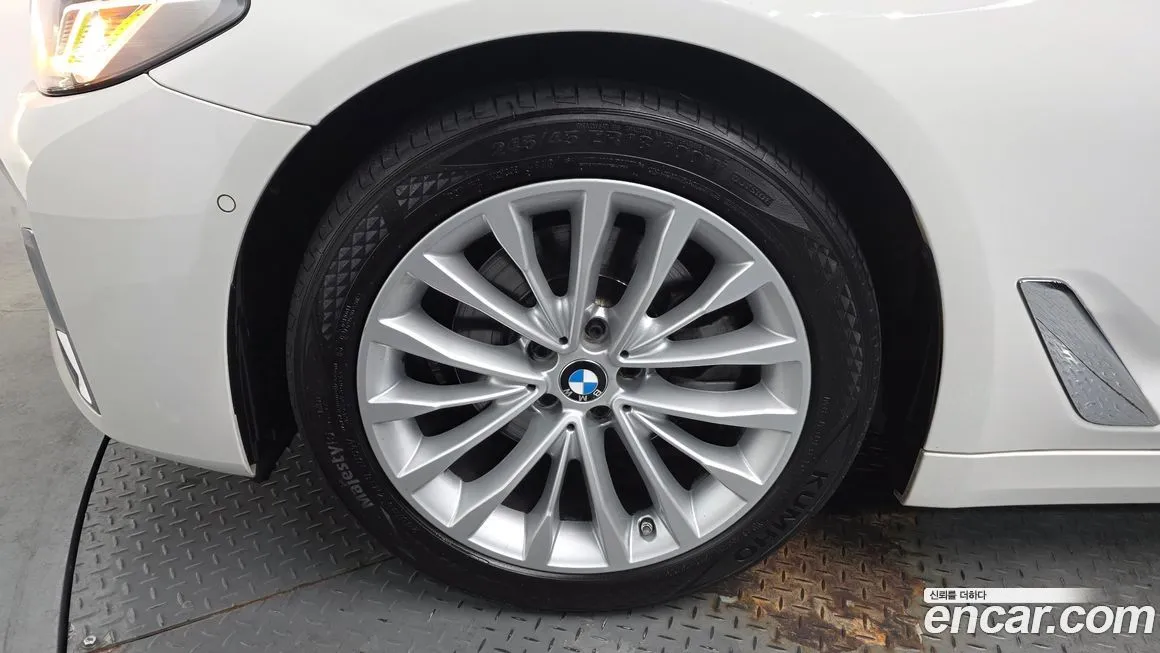BMW 5-Series — фото 10