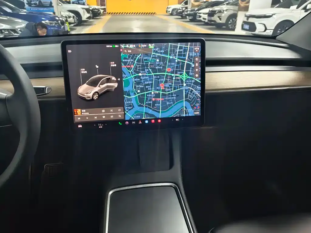 Tesla Model Y — фото 10