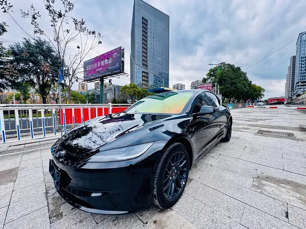 Tesla Model 3 — фото 1