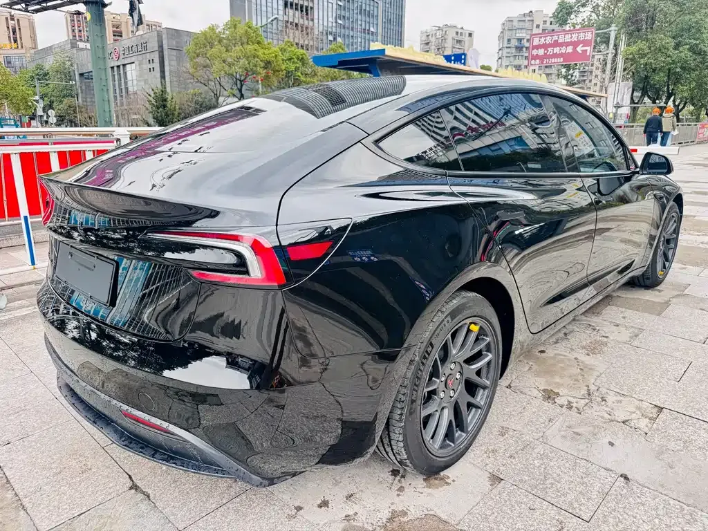 Tesla Model 3 — фото 10