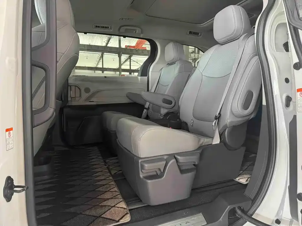 Toyota Granvia 2023 из CN, фото 8