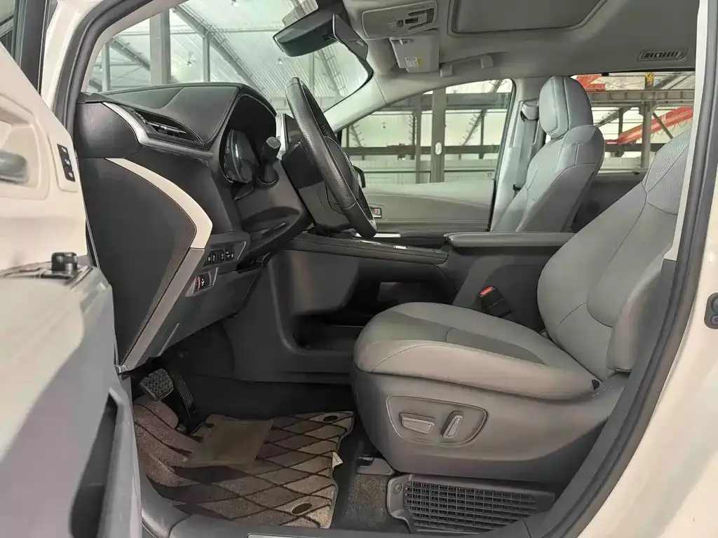 Toyota Granvia 2023 из CN, фото 4
