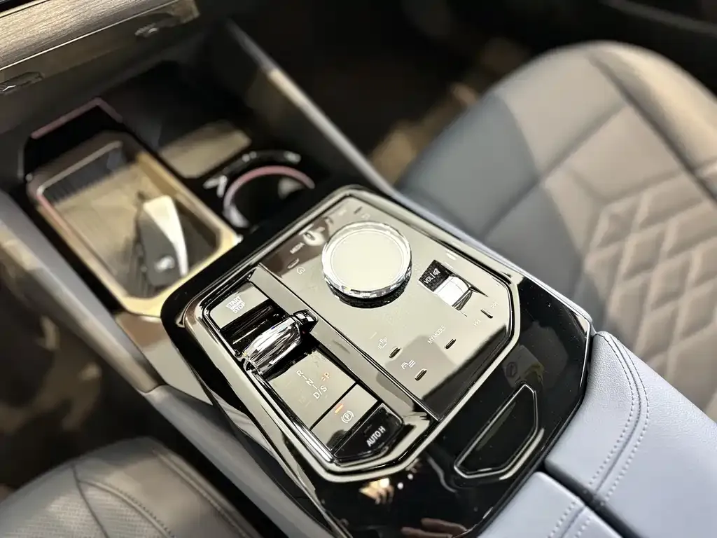 BMW 5 Series 2025 из CN, фото 5